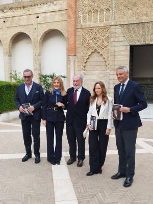 Jaime Mayor Oreja presenta Una verdad incómoda en el Real Alcázar de Sevilla en un acto de memoria y reflexión política 