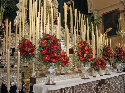 La Vera-Cruz levanta un altar de gran fuerza simbólica para sus cultos mayores en Alcalá del Río 
