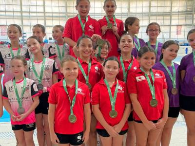 Pleno del Club Natación Sincro Sevilla en el Andaluz absoluto e infantil de verano