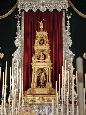 La devoción y la tradición marcan los cultos de la Vera-Cruz en Alcalá del Río 