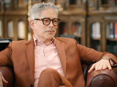 Juan y Medio profundiza en la vida de Boris Izaguirre en "Dos y Medio"