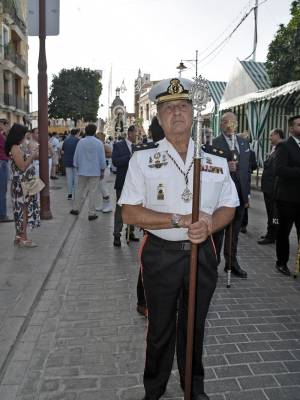 La Virgen del Carmen del Puente de Triana vuelve a surcar el Guadalquivir en una de las grandes estampas de la devoción marinera sevillana