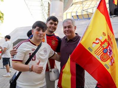 Sevilla celebra con entusiasmo y civismo la victoria de España