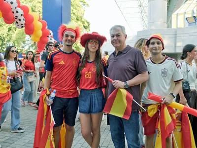 Sevilla celebra con entusiasmo y civismo la victoria de España