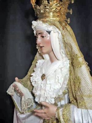 María Santísima de la Esperanza, ataviada para el tiempo estival 