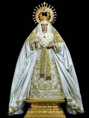 María Santísima de la Esperanza, ataviada para el tiempo estival 