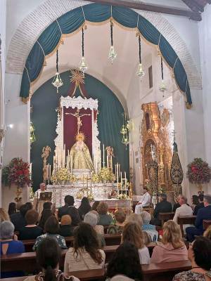La Capilla de San Gregorio acoge los solemnes cultos de acción de gracias en honor de la Madre de Dios y Reina de Alcalá del Río, en una efeméride que aúna historia, patrimonio artístico y devoción mariana.