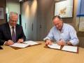 Firma del convenio entre la Fundación Caja Rural del Sur y la Hermandad de la Santa Caridad.