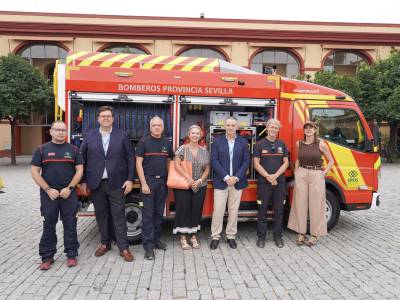 Acto de entrega de los nuevos vehículos de bomberos en la Diputación de Sevilla.