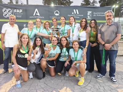 La selección de Sevilla, campeona de Andalucía de veteranas de 1.ª categoría.