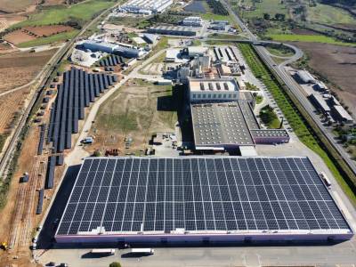 Planta fotovoltaica de Verallia en Montblanc, una de las que ya están en funcionamiento. (Imagen de otra fábrica del grupo, no de la de Alcalá de Guadaíra).