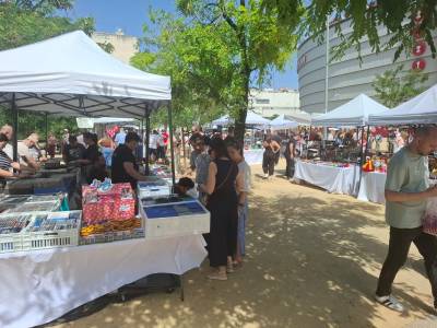 Puestos de Toy Street Market junto al Estadio Ramón Sánchez-Pizjuán.