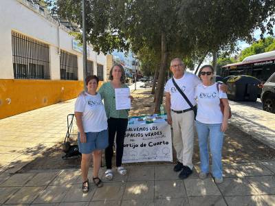 La diputada Begoña Iza, con vecinas de la plataforma Espacio Verde Cortijo Cuarto en la recogida de firmas.