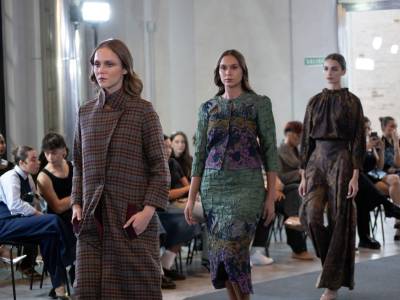Desfile de Ildhorit en el bloque de Málaga de Moda en SIMA 41, en la Real Fábrica de Artillería de Sevilla.