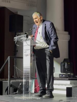 Lleno y rotundo éxito en el Teatro de la Fundación Cajasol en la presentación del libro Quinterianos, homenaje a Jesús Quintero.