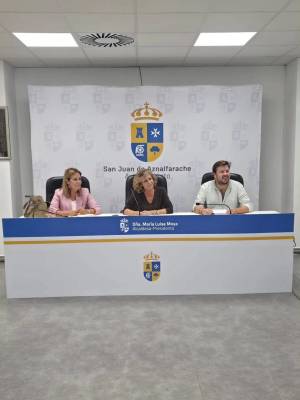 Mesa presidencial de la reunión en el salón de plenos.