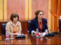 Eva Almán, a la izquierda, y María Dolores Ruiz, durante su comparecencia en el Parlamento de Andalucía.