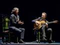 Arcángel, acompañado por la guitarra de Salvador Gutiérrez, en La Mistela.