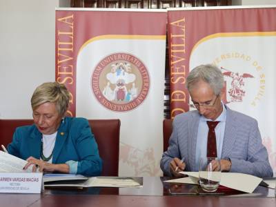 La rectora de la Universidad de Sevilla, Carmen Vargas, y el alcalde de Utrera, Francisco Jiménez, firman el convenio.
